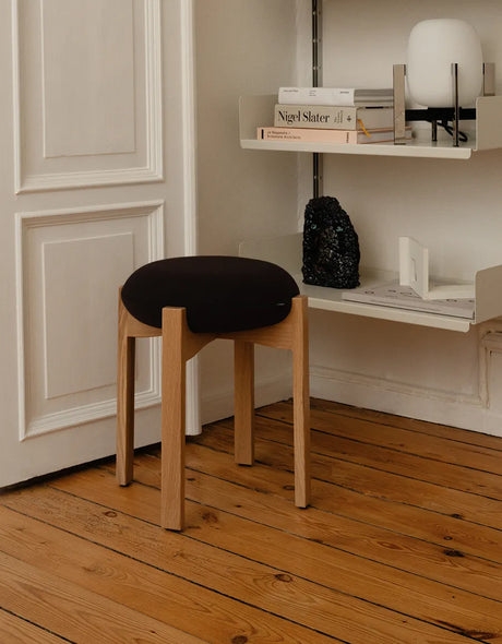 Pioneer Stool, smoked oak/primo 86 fra Fredericia Furniture - 2 - Jacobsen Plus