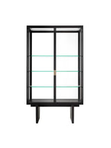Private Vitrine fra GUBI - Brown-Black Staind Oak - Jacobsen Plus