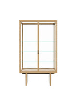 Private Vitrine fra GUBI - Light Stained Oak Veneer - Jacobsen Plus