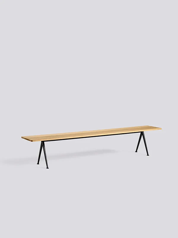 Pyramid Bænk fra Hay - L: 250 x B: 40 x H: 46 cm / Lakeret egetræ (klar lak) / Sort pulverlakeret stål - Jacobsen Plus