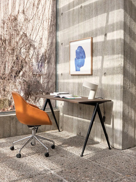 Pyramid 01 Bord fra Hay - Lakeret egetræ (klar lak) / Beige pulverlakeret stål / 140 x 65 cm - Jacobsen Plus