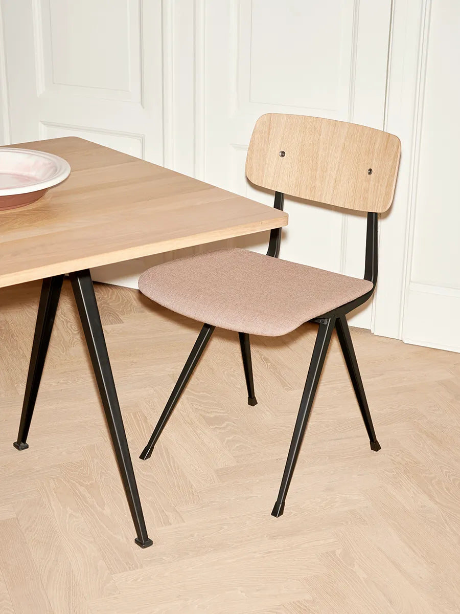 Pyramid 02 bord fra Hay