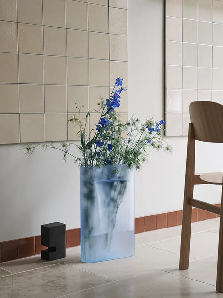 Ridge Vase, light blue frosted glass fra Muuto - H16,5 cm - Jacobsen Plus