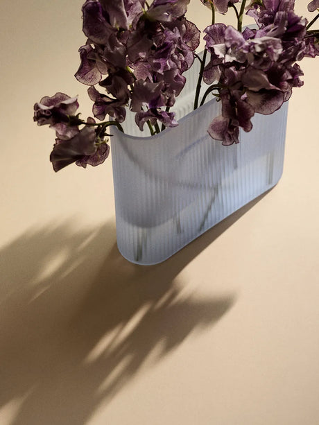 Ridge Vase, light blue frosted glass fra Muuto - H16,5 cm - Jacobsen Plus