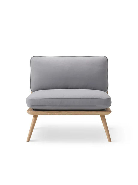 Spine Lounge Chair fra Fredericia Furniture - Stofgruppe 0 / Lakeret eg - Jacobsen Plus