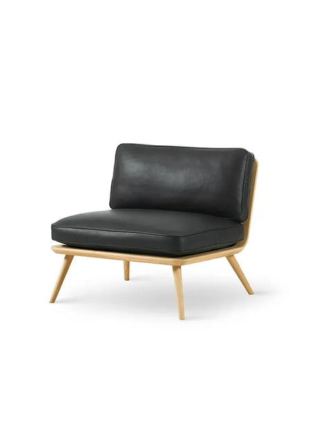 Spine Lounge Chair fra Fredericia Furniture - Stofgruppe 0 / Lakeret eg - Jacobsen Plus