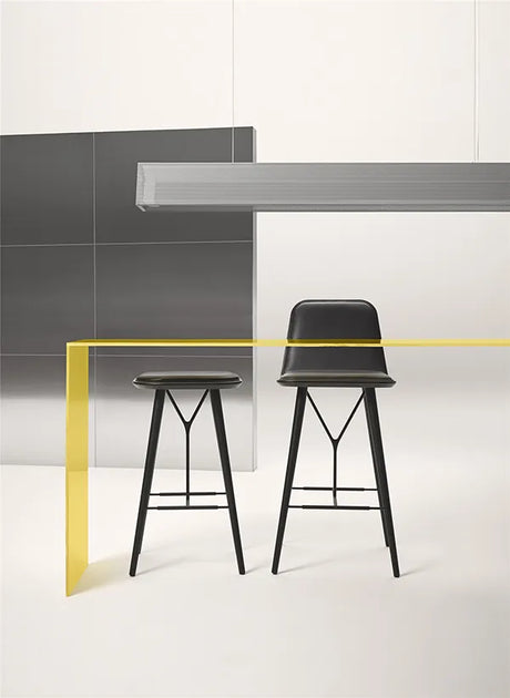 Spine Stool fra Fredericia Furniture - Stofgruppe 1 / Eg lak - Jacobsen Plus