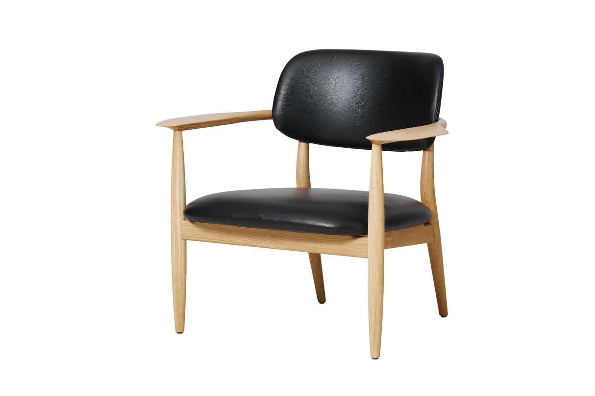 Slow lounge chair med armlæn fra Stellar Works i egetræ og sort læder - 1 - Jacobsen Plus