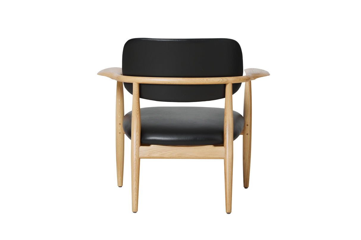 Slow lounge chair med armlæn fra Stellar Works i egetræ og sort læder - 2 - Jacobsen Plus