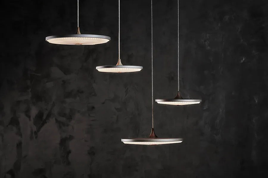 Soleil pendel medium, røget eg, plast skærm fra Le Klint