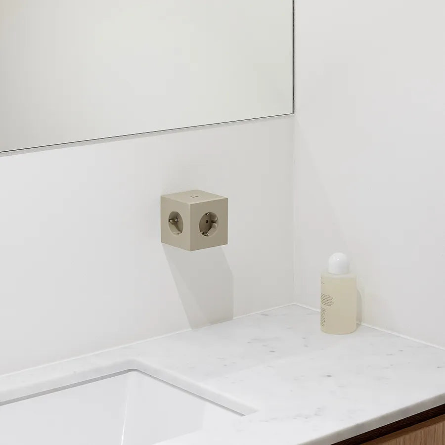 Square 2 Stikdåse med USB, beige fra Avolt