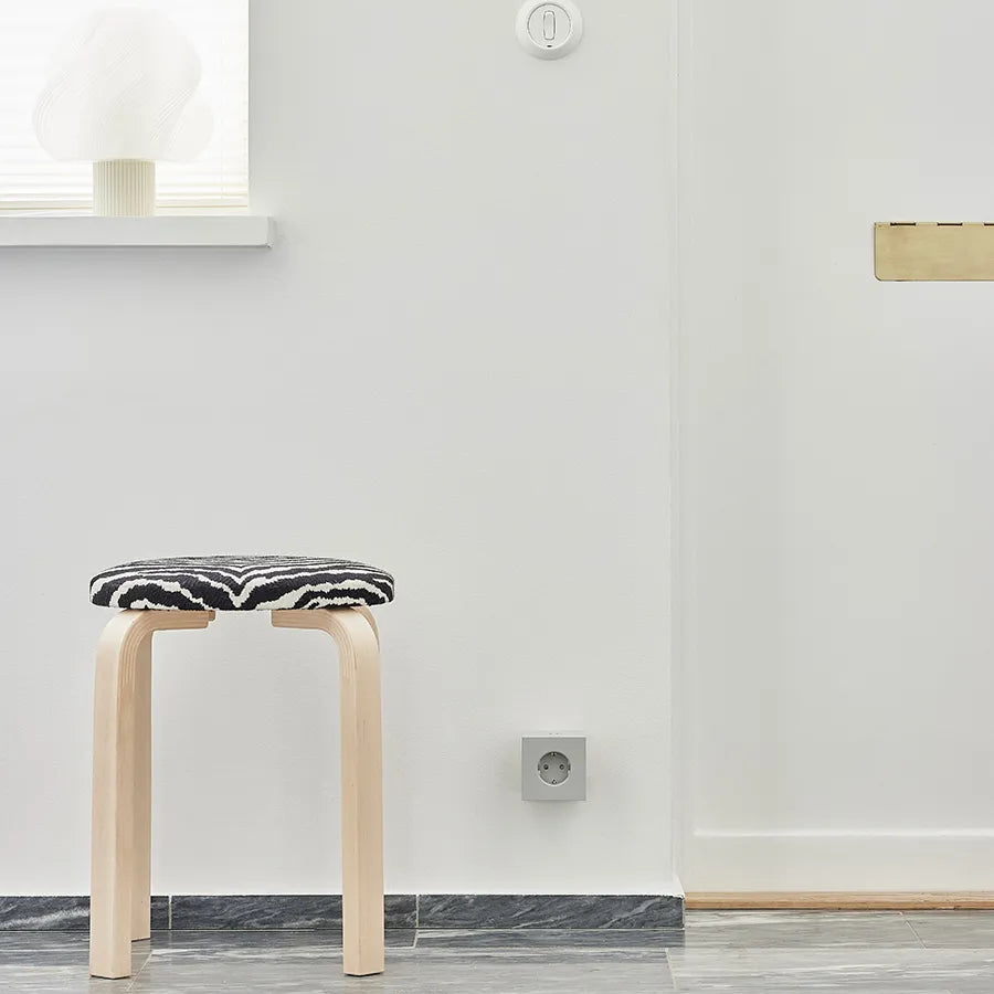 Square 2 Stikdåse med USB, grå fra Avolt