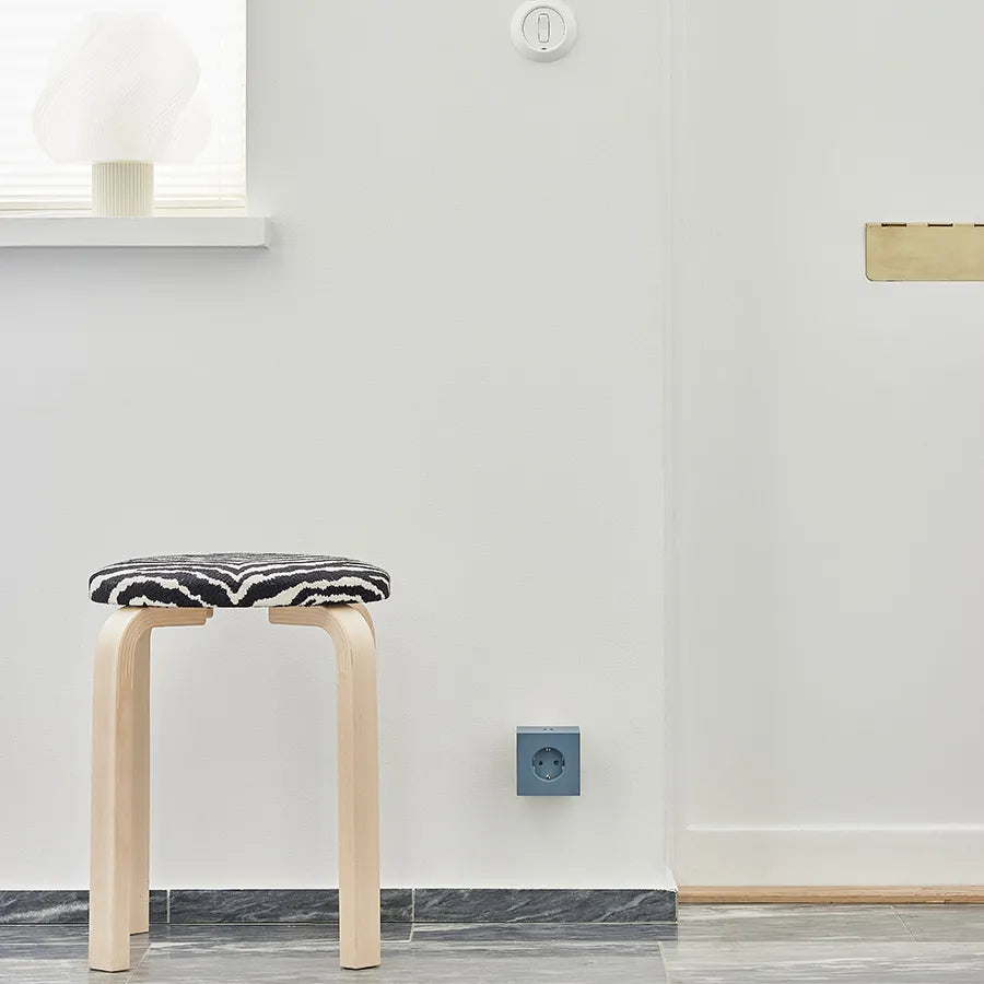 Square 2 Stikdåse med USB, blå fra Avolt