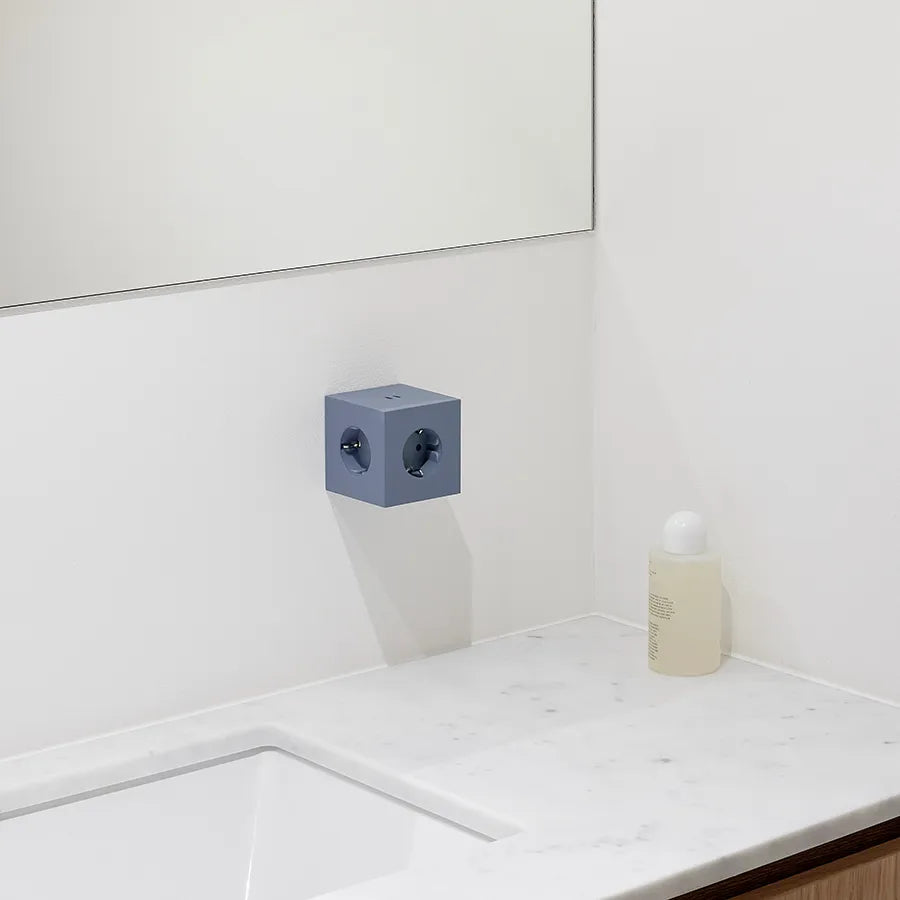 Square 2 Stikdåse med USB, blå fra Avolt
