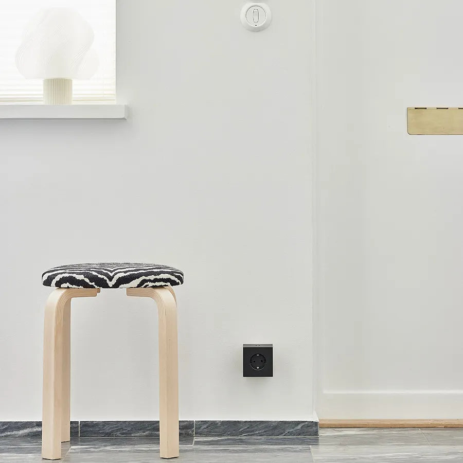 Square 2 Stikdåse med USB, sort fra Avolt