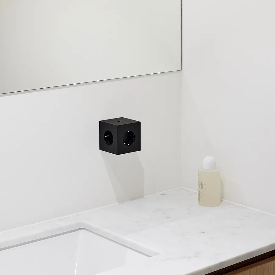 Square 2 Stikdåse med USB, sort fra Avolt