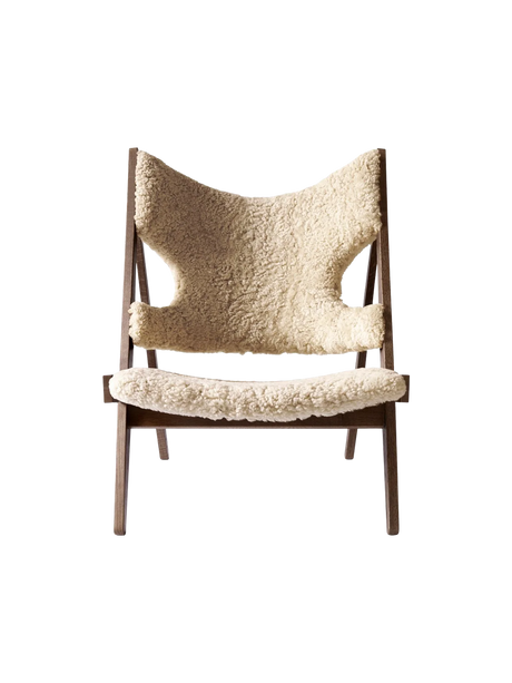 Knitting Lounge Chair, Sheepskin fra Audo Copenhagen - Sheepskin Nature - Dark Stained Oak - Jacobsen Plus