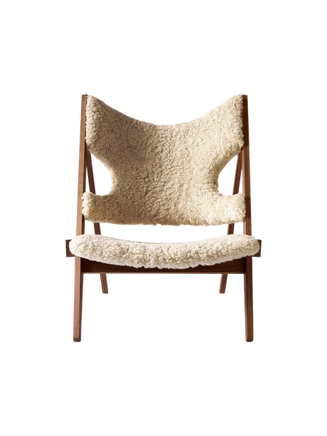 Knitting Lounge Chair, Sheepskin fra Audo Copenhagen - Sheepskin Nature - Walnut - Jacobsen Plus