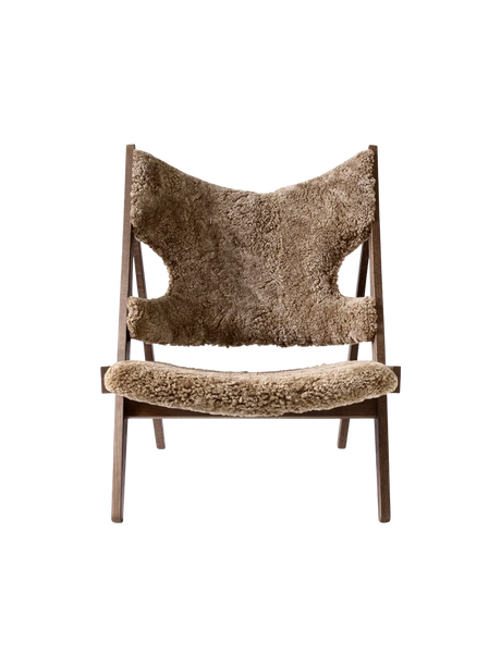Knitting Lounge Chair, Sheepskin fra Audo Copenhagen - Sheepskin Sahara - Dark Stained Oak - Jacobsen Plus