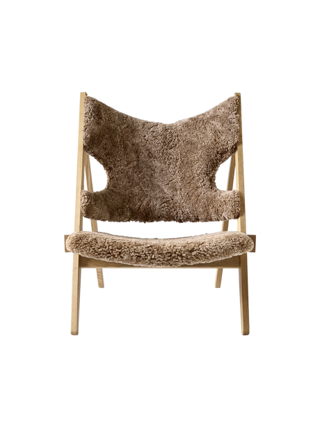 Knitting Lounge Chair, Sheepskin fra Audo Copenhagen - Sheepskin Sahara - Natural Oak - Jacobsen Plus