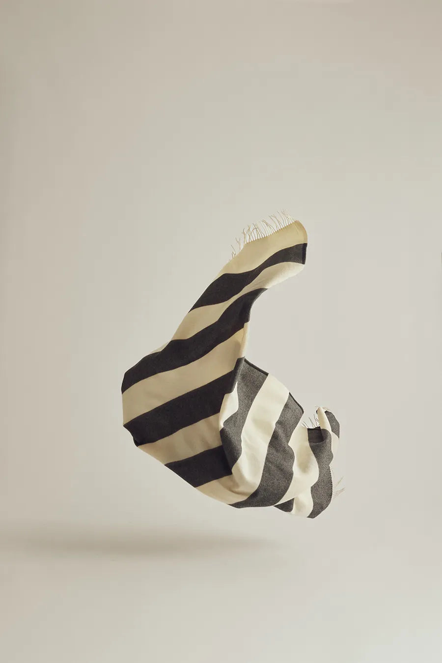 The Sweater Plaid, black fra Silkeborg Uldspinderi