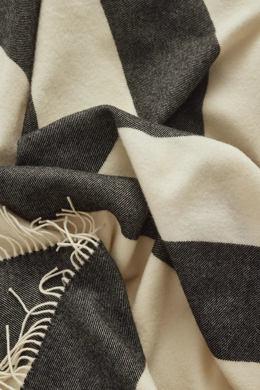 The Sweater Plaid, black fra Silkeborg Uldspinderi