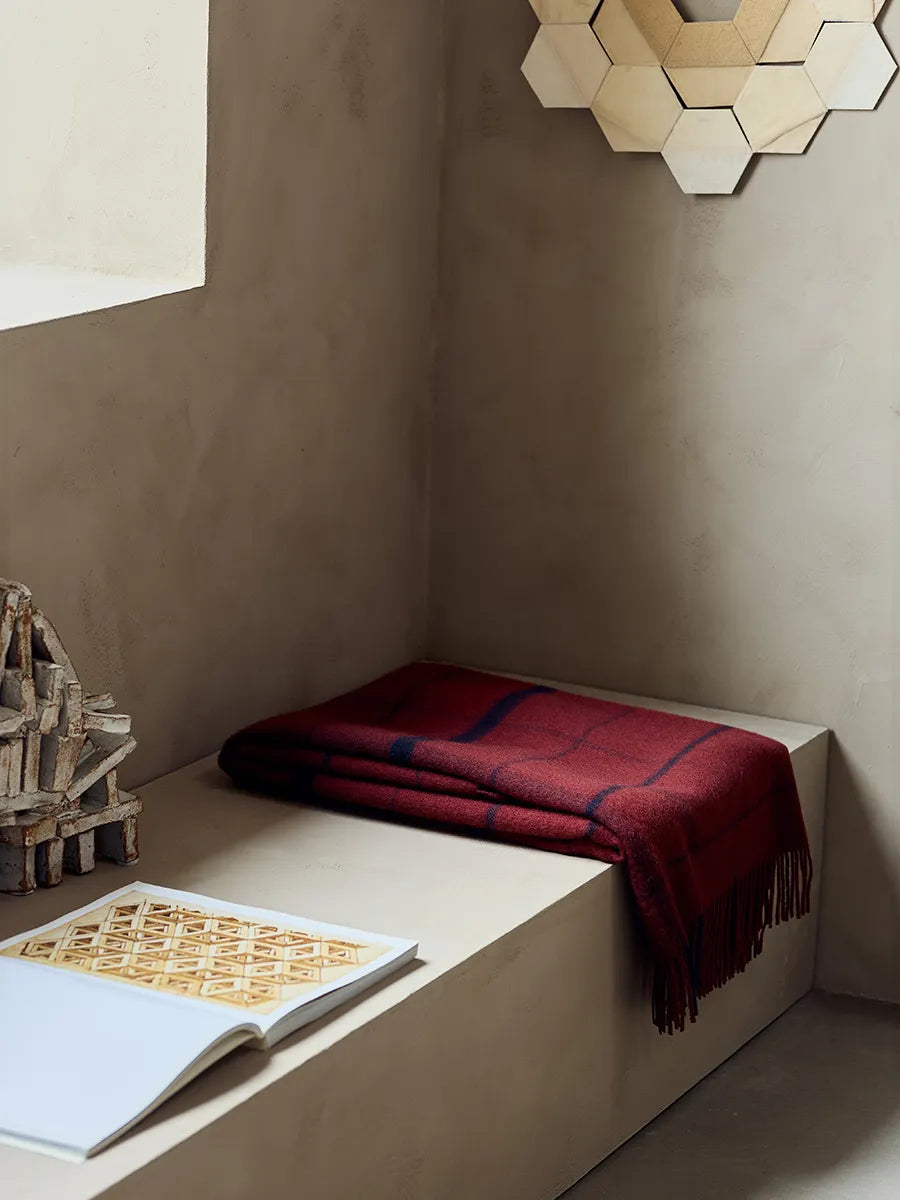 Warp & Weft Plaid, beetroot/midnight fra Silkeborg Uldspinderi