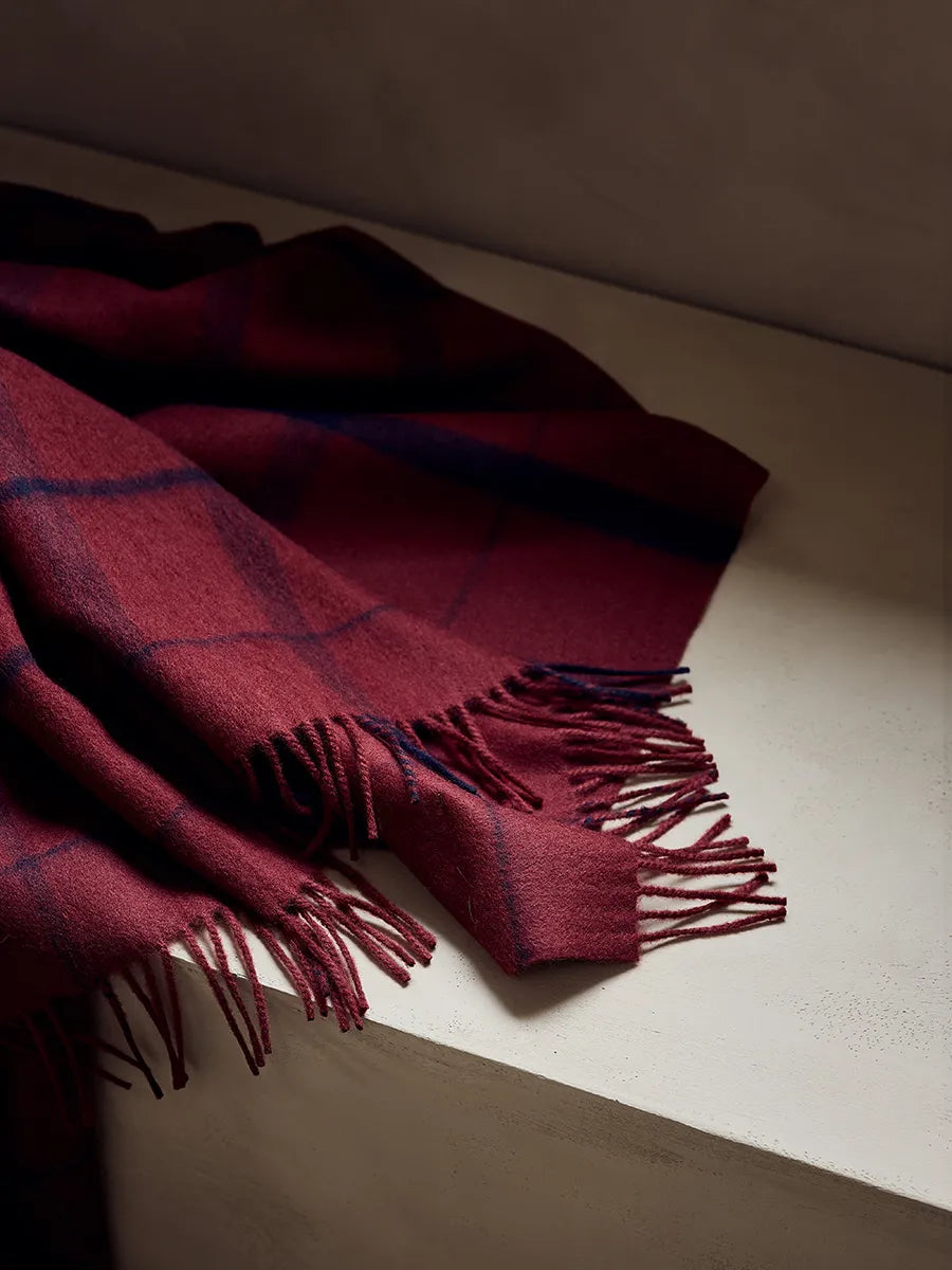 Warp & Weft Plaid, beetroot/midnight fra Silkeborg Uldspinderi