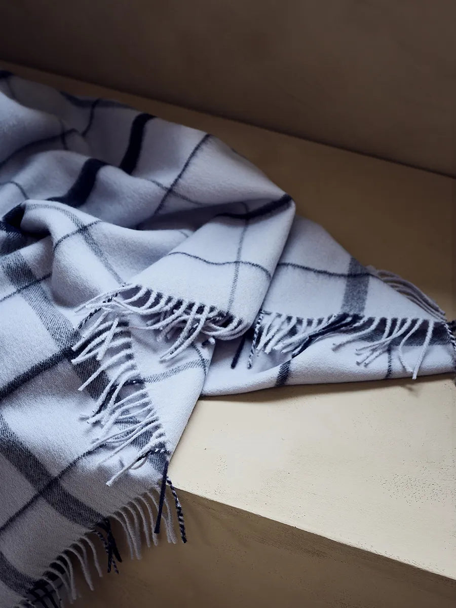 Warp & Weft Plaid, concrete/midnight fra Silkeborg Uldspinderi