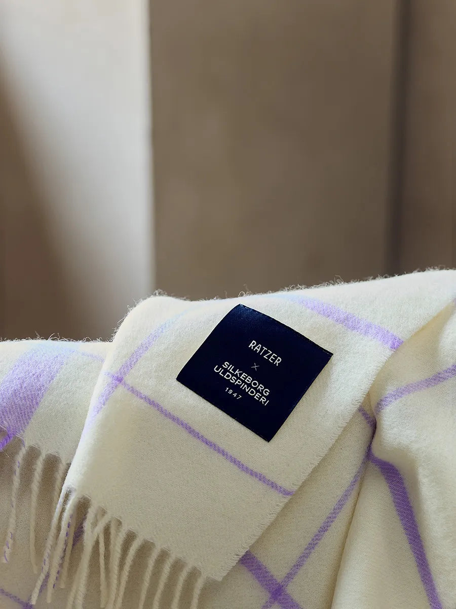 Warp & Weft Plaid, raw white/lilac fra Silkeborg Uldspinderi