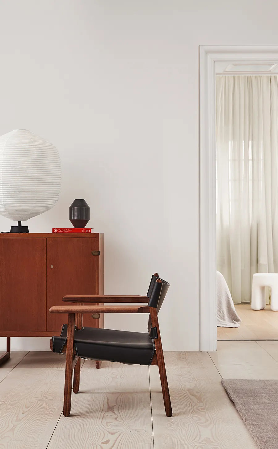 Den Spanske Stol i sort læder, valnød olie af Børge Mogensen