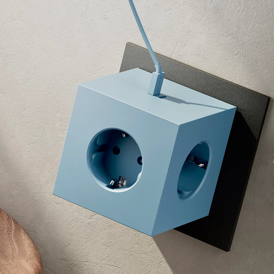 Square 2 Stikdåse med USB, blå fra Avolt