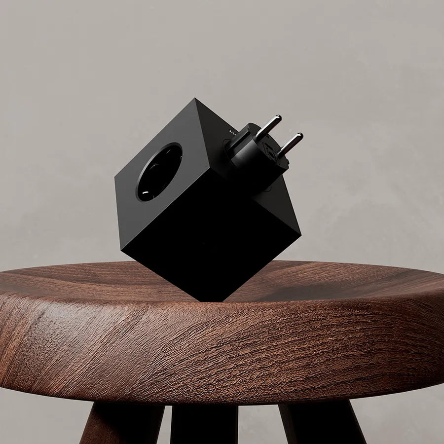 Square 2 Stikdåse med USB, sort fra Avolt