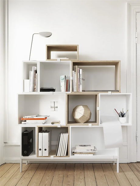 Stacked Reol, medium fra Muuto - Lysegrå / Åbent (uden ryg) - Jacobsen Plus
