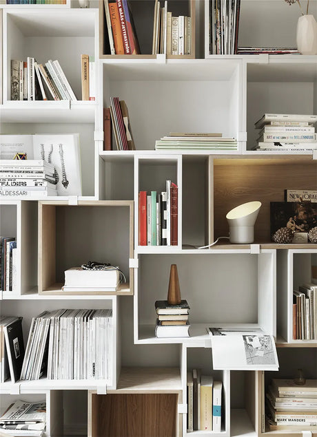 Stacked Reol, large fra Muuto - Lysegrå / Åbent (uden ryg) - Jacobsen Plus
