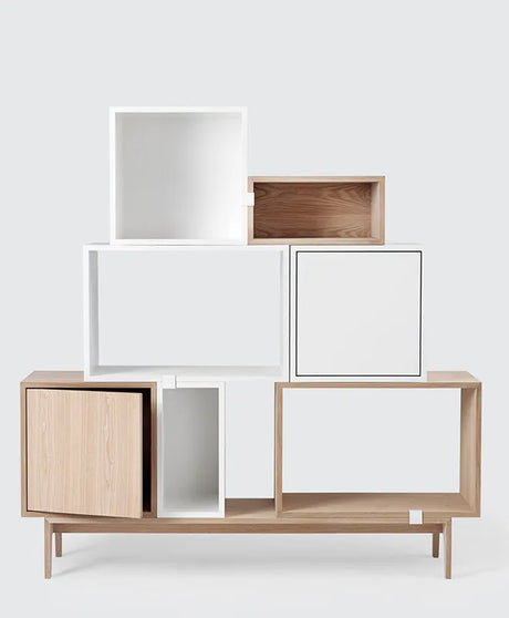 Stacked Reol m. Låge fra Muuto - Lysegrå - Jacobsen Plus