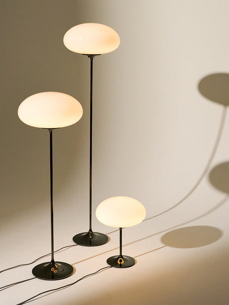 Stemlite opal gulvlampe, H110 fra GUBI - Black Chrome - Jacobsen Plus