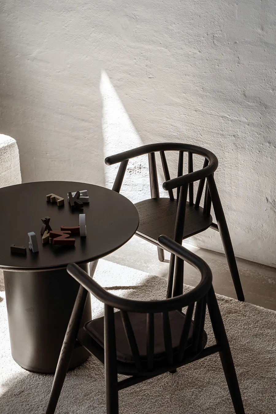 Storm Børnestol, sortlakeret eg fra Oaklings