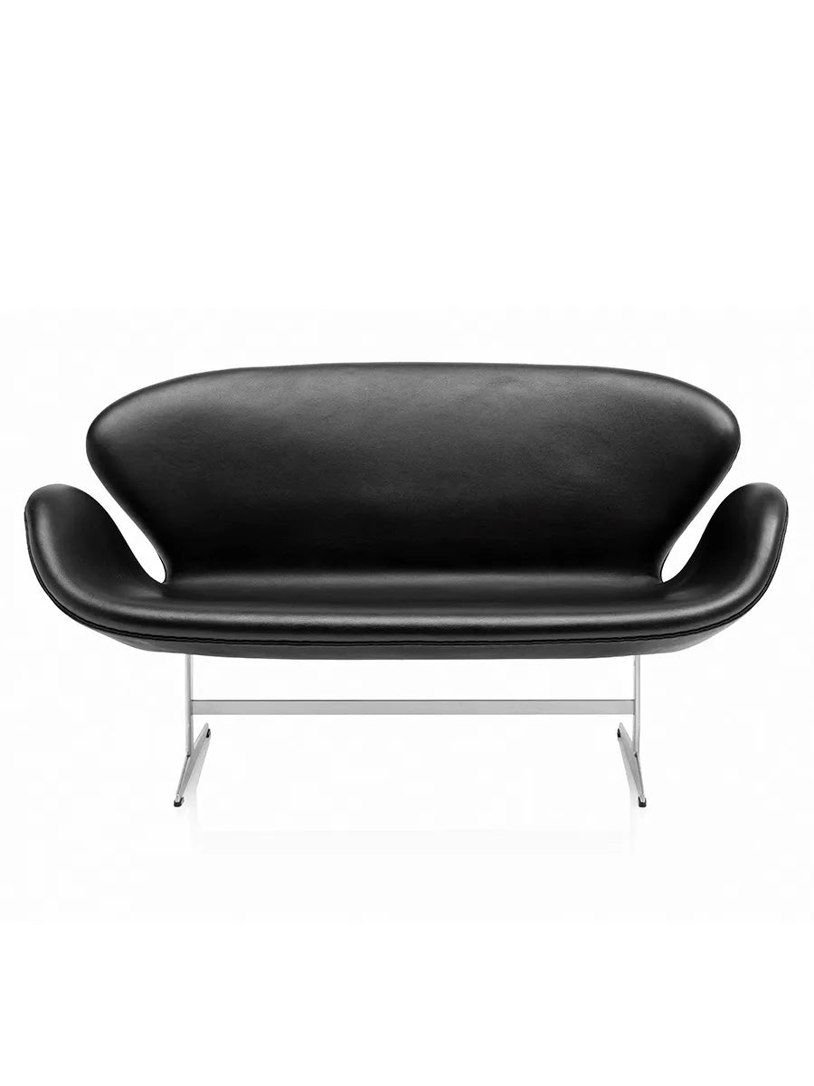 3321 Svanesofa i sort Essential læder af Arne Jacobsen - 1 - Jacobsen Plus