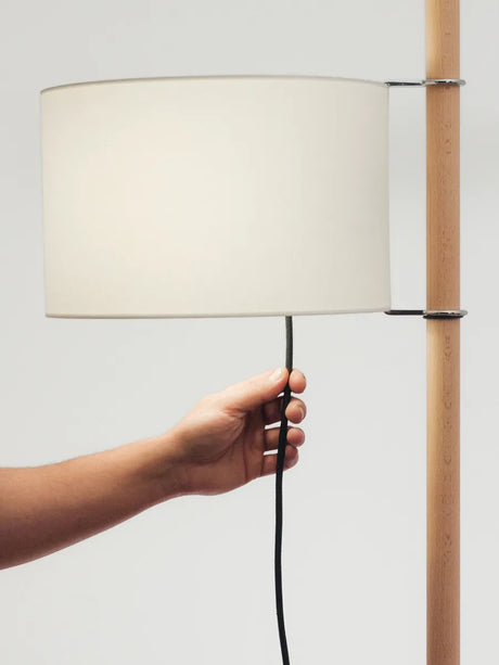 TMM Gulvlampe, bøg fra Santa and Cole - Beige - Jacobsen Plus