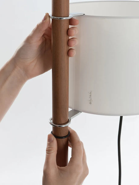 TMM Gulvlampe, valnød fra Santa and Cole - Beige - Jacobsen Plus