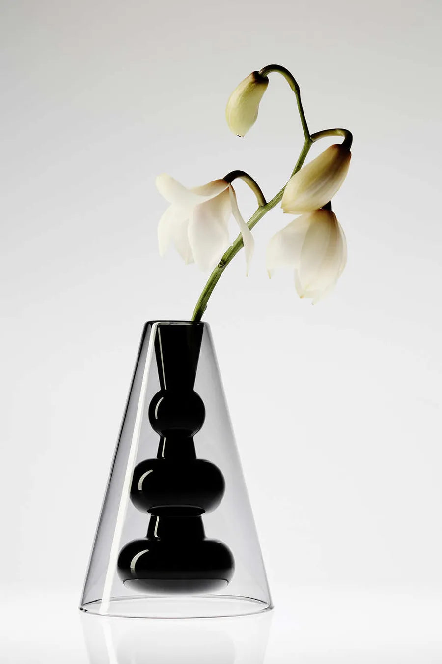 Bump Vase Cone Black fra Tom Dixon