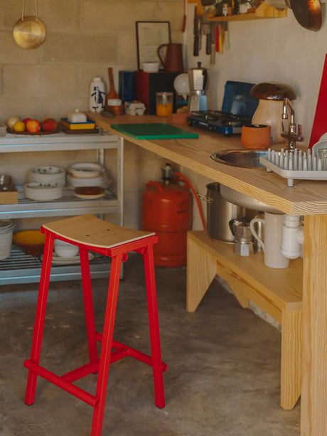 Taburete 8 Bar Stool, low fra Hay - Signal Red - Jacobsen Plus