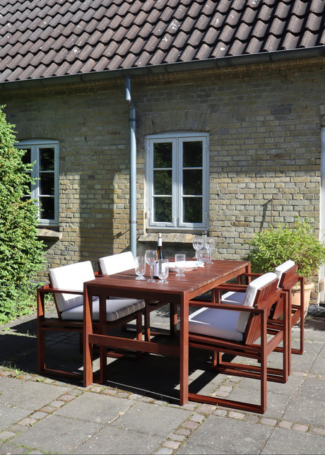 Bodil Kjær havemøbelsæt i olieret teak med 1 havebord og 4 havestole inkl. hynder fra Carl Hansen & Søn - 2 - Jacobsen Plus