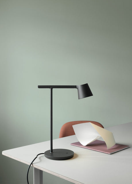 Tip Table Lamp fra Muuto - Black - Jacobsen Plus