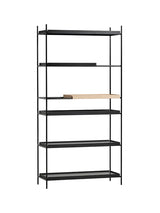 Tray Shelf, høj fra Woud - Black: 4 wide, 1 short - Oak: 1 short - Jacobsen Plus