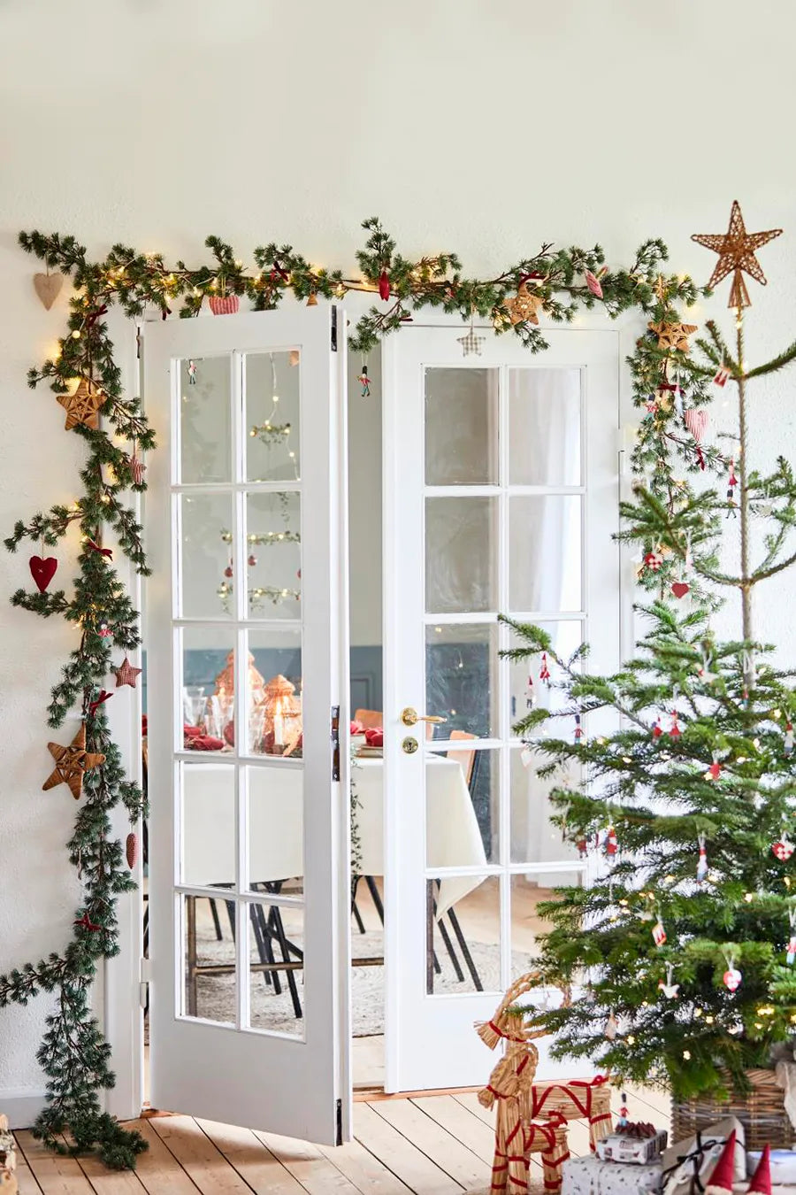 Julebuk m/rødt bånd, medium fra Ib Laursen