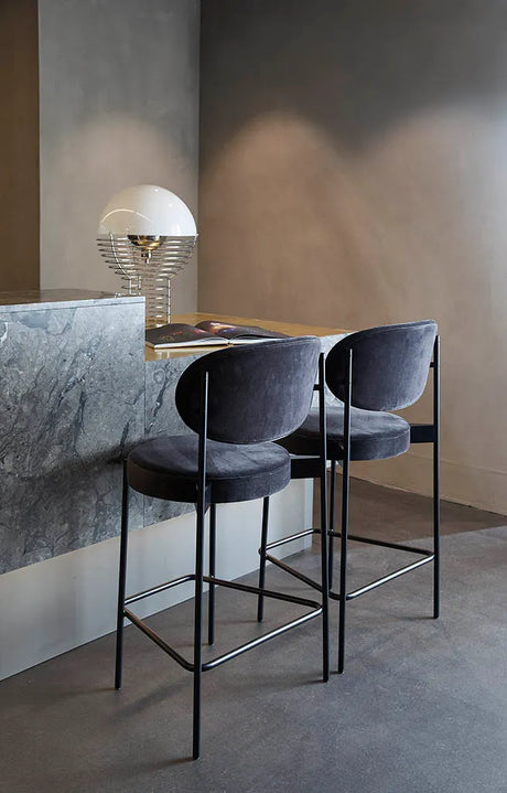Serie 430 barstol, sort af Verner Panton - Højde: 65 cm / Stofgruppe 1 - Jacobsen Plus