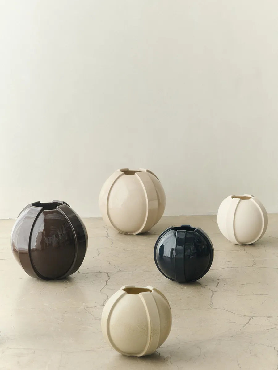 Vinci Vase 02, dark blue fra Louise Roe