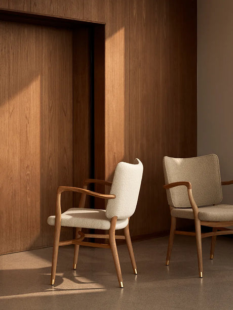 VLA61 Monarch Chair af Vilhelm Lauritzen - Mahogni olie - Baru 0200 - Jacobsen Plus